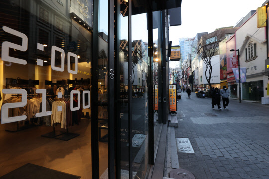 서정협 서울시장 권한대행은 4일 오후 온라인 긴급브리핑을 열고 오는 5일부터 오후 9시 이후 서울 시내 상점·독서실·마트 등은 문을 닫아야 한다고 발표했다. [연합뉴스]